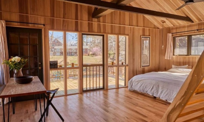 Florence Cabina | Architectural Lakeside Experience at Poplar Cabin