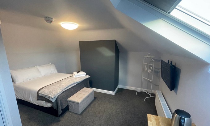 Basingstoke Casa | Arlan House, Superb Basingstoke Hotel - Room 05
