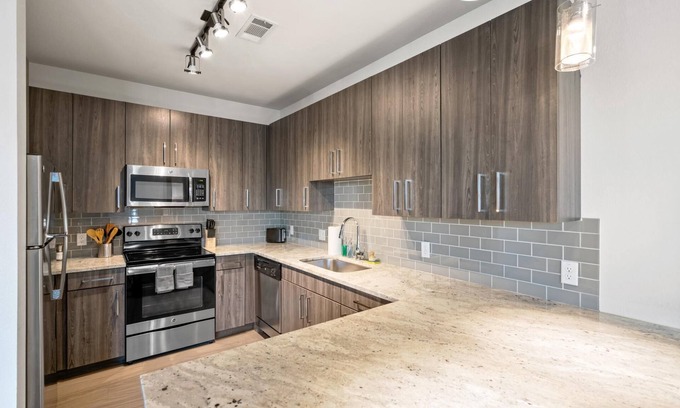 Central Arlington Apartamento | Arlington Artistic 2BD 2BA Apartment