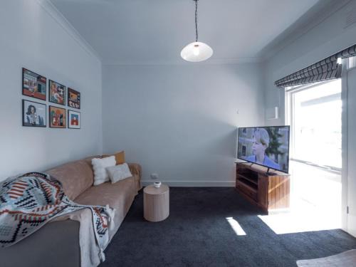 Parkville Apartamento | Art Deco Retreat with Carpark