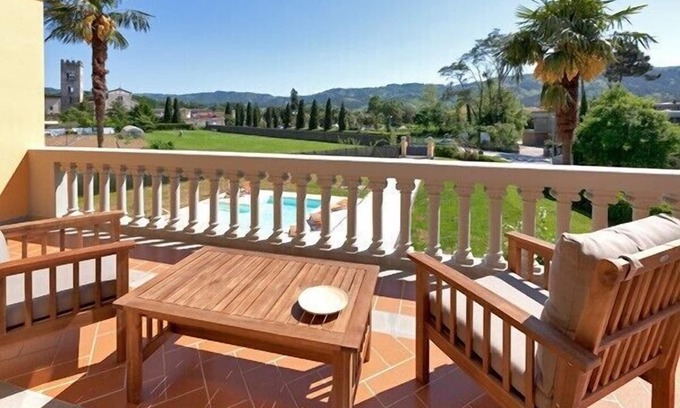 Camaiore Villa | Elegante villa de estilo Art Nouveau, un gran jardín, a pocos pasos del centro