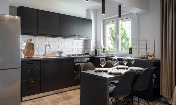 Bucharest City-Centre Apartamento | Artful & Light-Filled 2BR on Calea Victoriei - Prime Central Spot