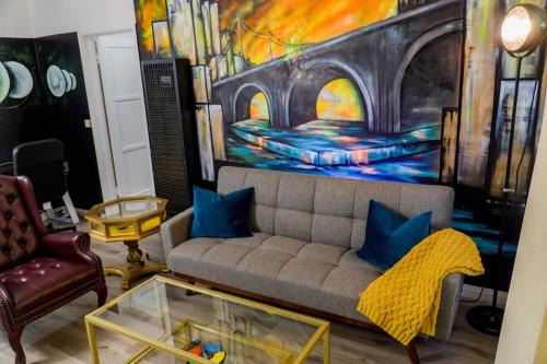 Burbank Apartamento | Artful Retreat - King Bed, Work Desk, WIFI, Unique Murals, Perfect for Business Travelers, Downtown & Near Universal Studios