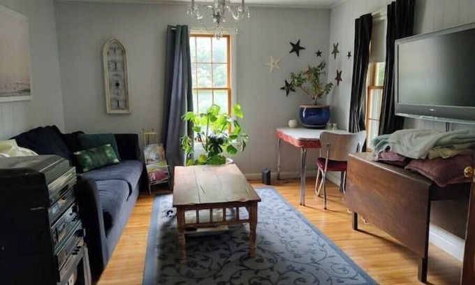Waterbury Casa | Artist's Cozy Village Home::Dog Friendly.