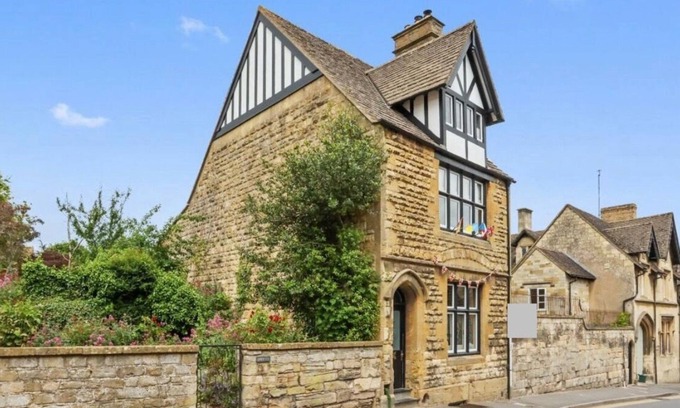 Winchcombe Casa | Arts and Crafts Cotswold stone house in the centre of Winchcombe