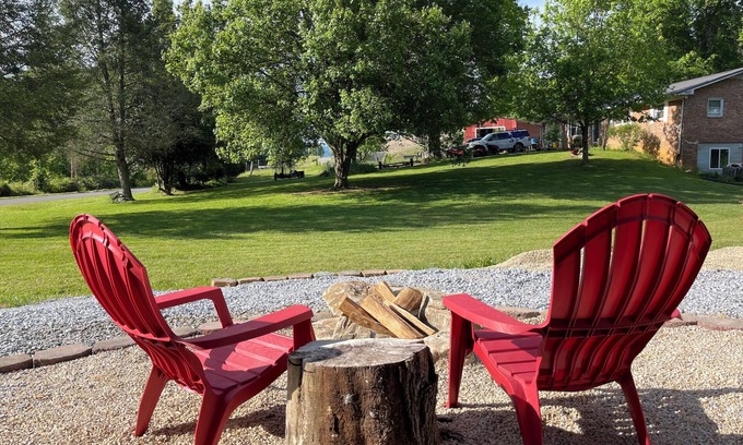 Jonesborough Otro | Artsy Farmhouse Retreat TN countryside near Jonesborough - pet friendly