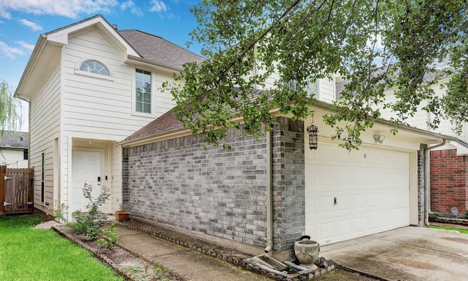 Clodine Casa | Artsy Home, Mins to Bellaire & Galleria, Sleeps 9, Family Friendly