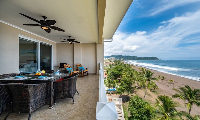 Barrio Los Villalobos Condominio | ¡COMO SE VE EN LA CAZA DE GANGA FRENTE AL MAR DE HGTV! Jaco Beachfront PALMS 2br / 2ba