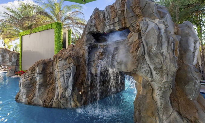 Loughman Complejo | AS SEEN ON TV EXTREME TWIN RESORT MANSIONS