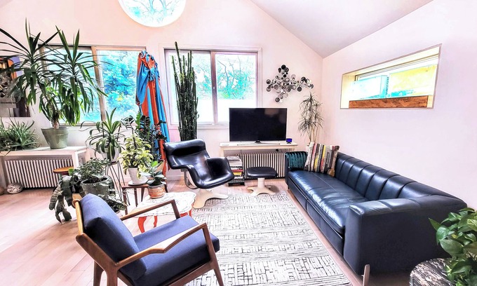 Asbury Park Casa | Asbury Park, Sunlit, 3 story home: 2-br, 2 full bath w 4 beach passes + bikes