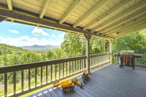 Warrensville Casa | Ashe County Log Cabin Mountain-View Deck, Sauna