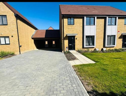 Willesborough Casa | Ashford Luxury House with Hot tub and Driveway Parking