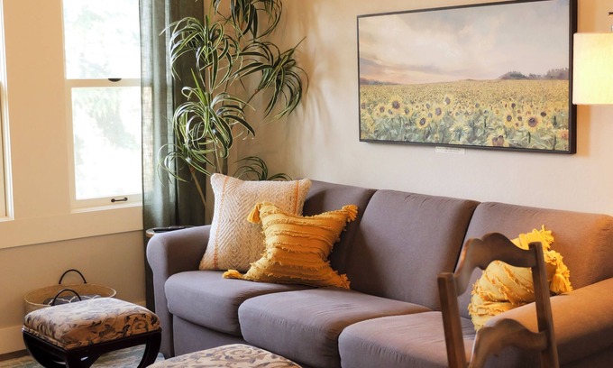 Siskiyou-Hargadine Historic District Apartamento | Ashland Group Retreat! The RedTail Inn offers 3 full suites within one booking, sleeping up to 12. Great location for the Shakespeare Festival. Ample space for your large family or friend group.
