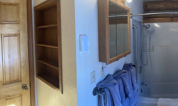 Darby Cabina | Aspen Cabin es una cabaña de madera tallada a mano de lujo en Rye Creek, cerca de Darby, MT