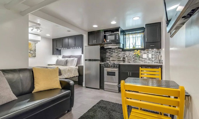 Central Business District Apartamento | Perfecto, nuevo adorable micro aparte! (Sótano)