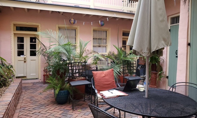 French Quarter Condominio | At Home in the French Quarter - Lots of Charm!