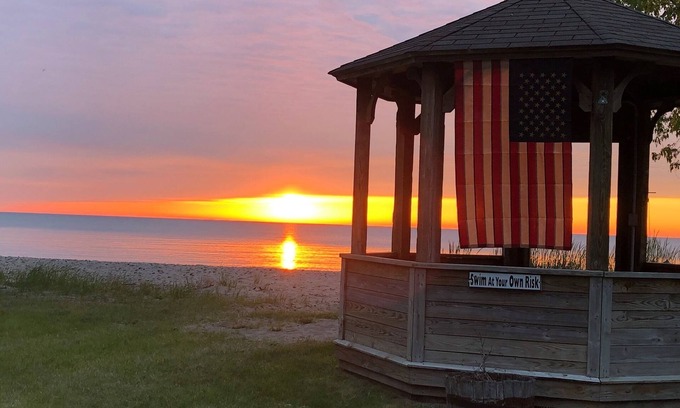 Lakeport Casa | At Lake Huron Shore Sunrise View entire family Home with Beach