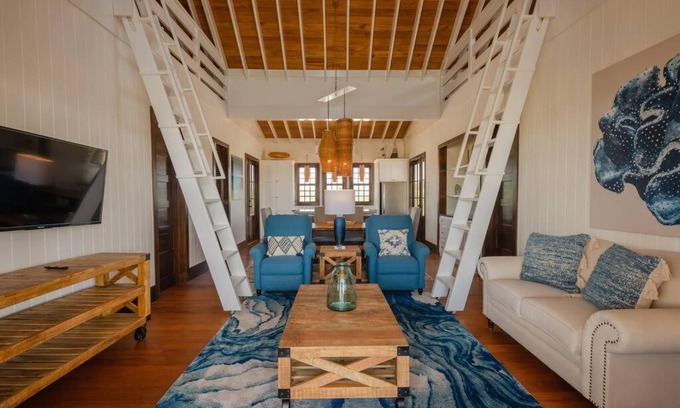 San Pedro Casa | Athena's Mahogany House and The PoolClub at Mahogany Bay!