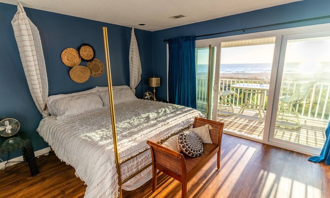 Tybee Island Condominio | Atlantic Sunrise ~ Oceanfront, Beachfront, Pools
