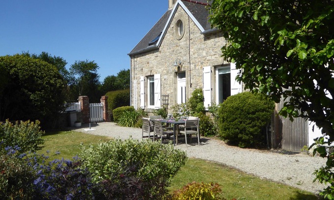 Portbail Casa | Atmospheric stone house near the sea