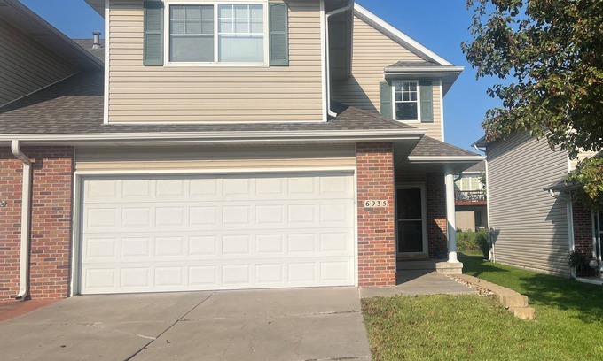 Lincoln Casa | Attractive 3bedroom townhome in very desired S.East Lincoln neighborhood 🏠 ☺️