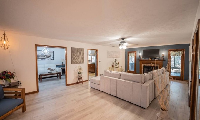 Fayetteville Casa | Attractively decorated with a tree house view