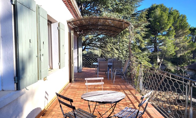 Saint-Saturnin-les-Apt Casa | Au Centre du Village, Maison Avec Beau Jardin Arboré , Piscine Chauffée