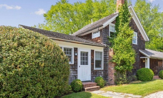 Village of East Hampton Casa | August- LD, Pretty cottage, south of the highway, walking distance to beach
