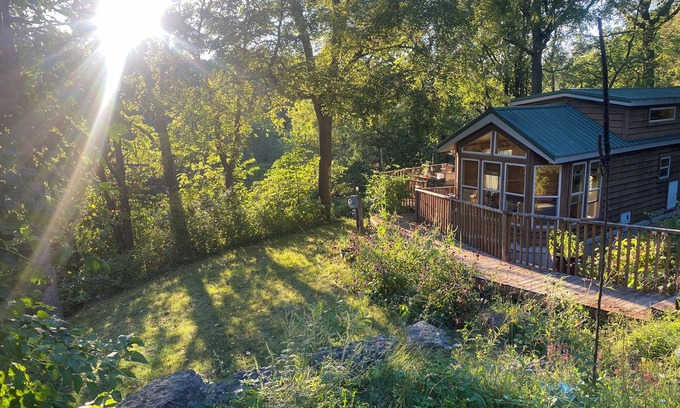 Dodgeville Cabina | Aunt Happy’s Hideaway: charming 2 bedroom cabin near Mineral Point