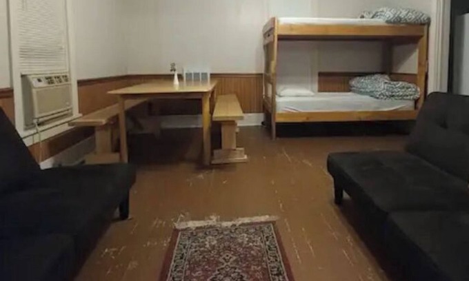 Put-in-Bay Casa | Aunt Jane's Yellow House downtown Great for Events