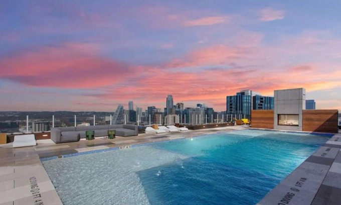 Rainey Street Historic District Casa | Austin Downtowner Rooftop Pool by Barclé