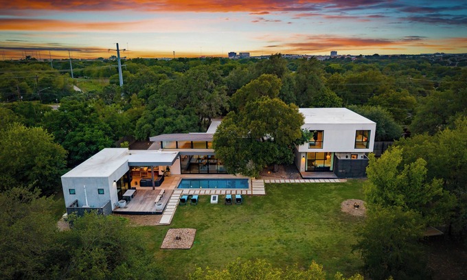 Parker Lane Casa | Austin Grove / Pool . Fire Pit