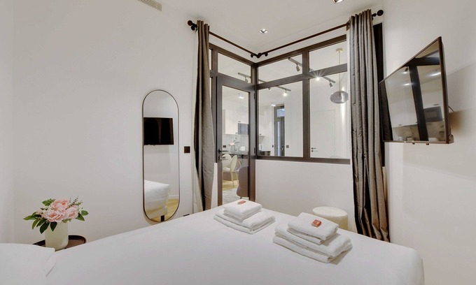 9th Arrondissement Apartamento | Authentic apt - 2br/6p - Rue des Martyrs - Opera
