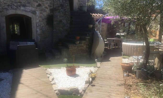 Causse-de-la-Selle Casa | Authentic house in the heart of a quiet village