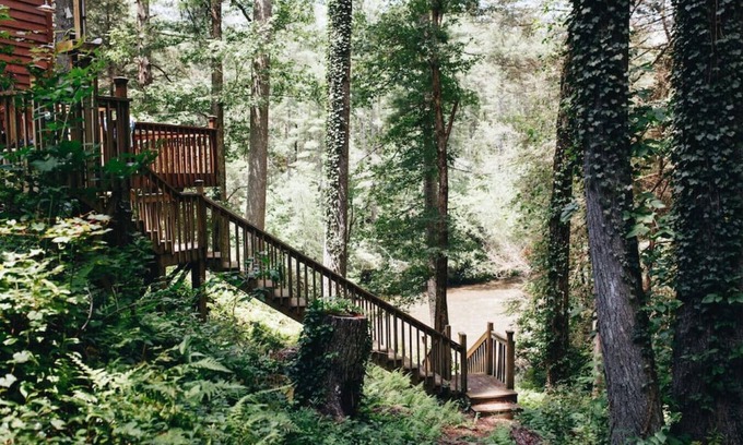 Blue Ridge Cabina | Autumn River Escape – Swim, Relax, Explore!