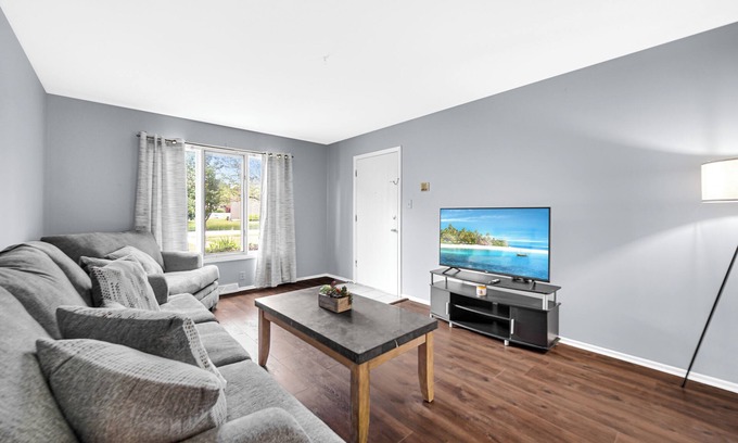 Munster Apartamento | AVAIL 10/19- 2BR CONDO by Shops Hospitals & Chicago