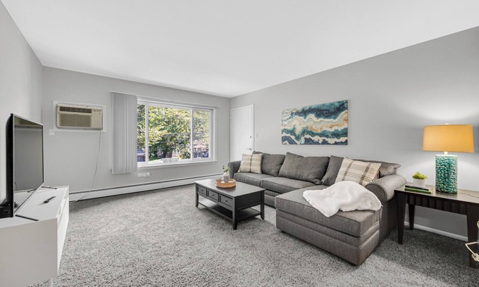 Crown Point Apartamento | AVAIL 8/19 - 1 bed/1 bath downtown Crown Point