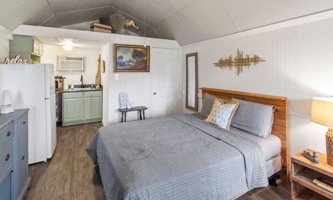 Oil City Apartamento | Cypress Chalet~Caddo Lake Cabin with Kayaks