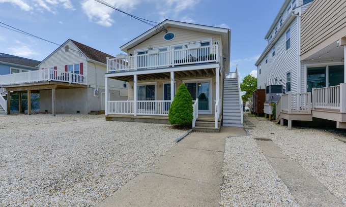 Avalon Condominio | Avalon Vacation Rental w/ Porch & Grill!