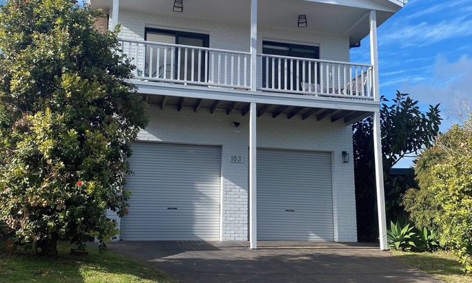 Rosebud Casa | Avenues gorgeous home 4 🛏️ 2 🛁 King bed AC wifi games room pets 👍 BBQ.