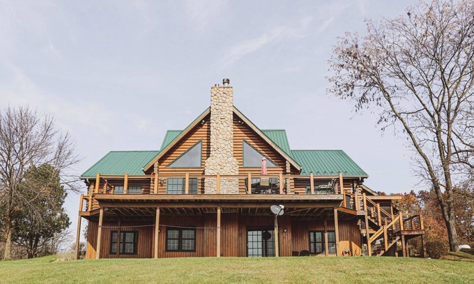 Galena Cabina | Award-winning custom log cabin. 2 min away from Chestnut Mountain ski resort