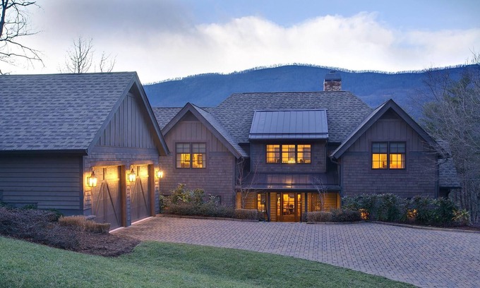 Mill Spring Casa | Awe-inspiring views, mansion in mountains with fireplace