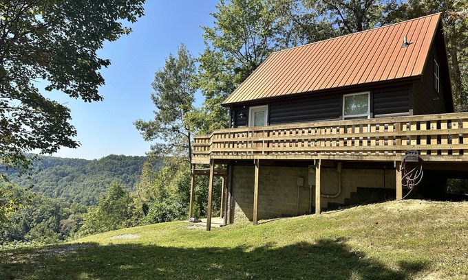 Rogers Cabina | Awesome cabin with a "Gorge"ous view from the hot tub at the Red with wi-fi