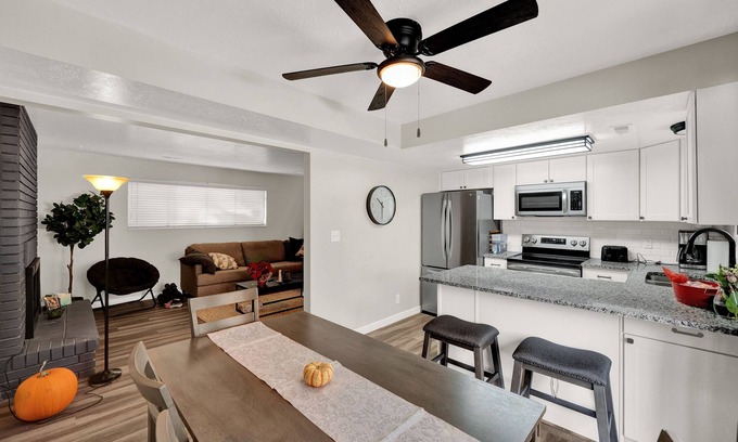 Canyon Rim Casa | AWESOME FULLY REMODELED TOWNHOUSE NEAR MOUTAINS AND CITY W/ NEW EVERYTHING