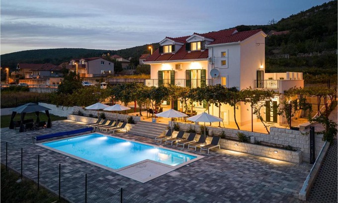 Dicmo Casa | Awesome Home In Dicmo Prisoje