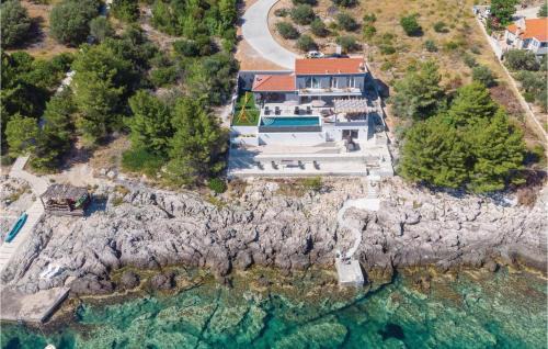 Blato Casa | Awesome Home In Karbuni With Sauna