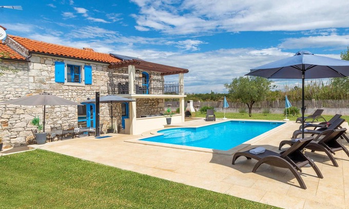 Filipini Casa | Impresionante casa en Mihelici con WiFi