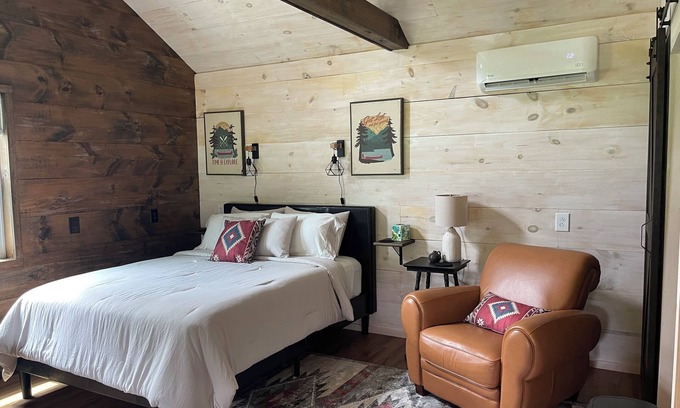 Painted Post Cabina | Ayers' Acres ~ Cabin 4, cozy cabin near Corning-Watkins Glen-Finger Lakes