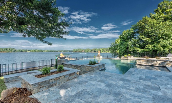 Lake Norman of Catawba Cabina | Azalea Retreat by AvantStay | Sleeps 34 & Pool