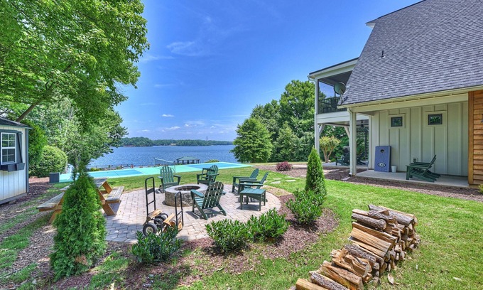 Lake Norman of Catawba Casa | Azalea Retreat - The Cottage by AvantStay | Pool